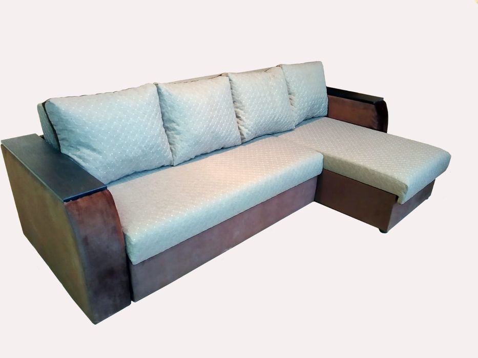 Угловой диван с подъёмным механизмом.