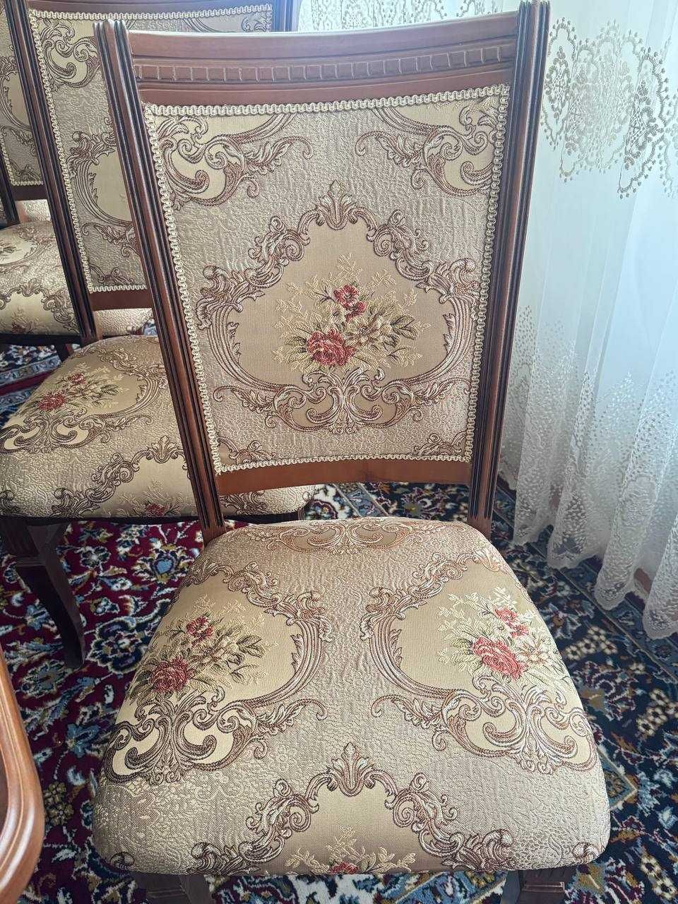 Стол и стулья в хорошем состоянии