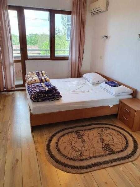 Дава се под наем Двустаен апартамент в Бургас, Център - 76 кв.м за 408 € - Снимка #2