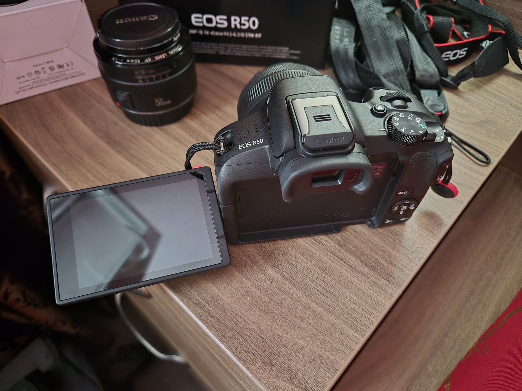 Canon mirrorless kit cu Obiectiv 18-45mm
