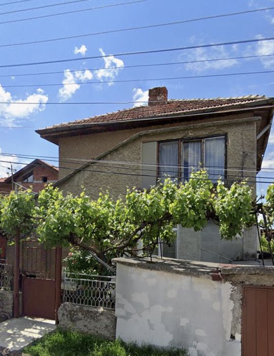 Етаж от къща с гараж, мазе и двор в централна част на гр.Радомир.