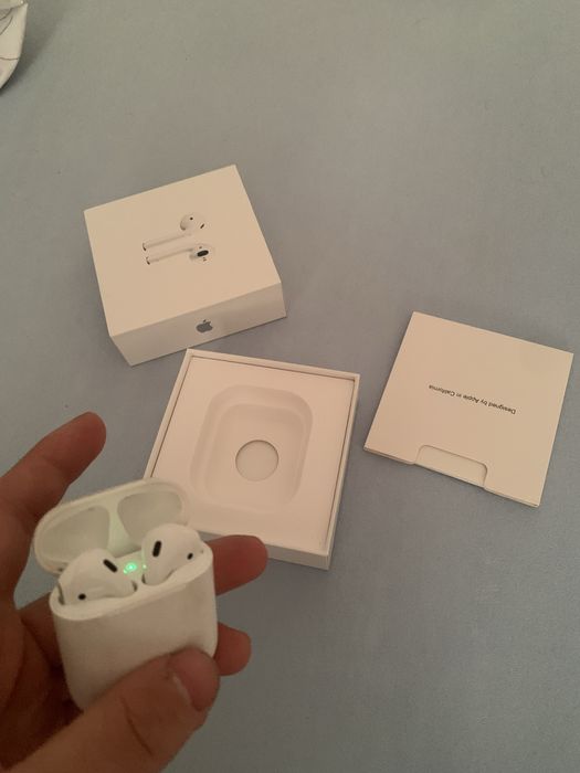 Продам airpods оригинал