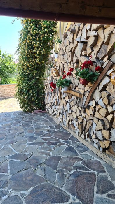 De vânzare casa plus terenul aferent total 6900 m2 preț 350000 euro