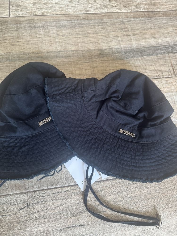 Дамски шапки Jacquemus