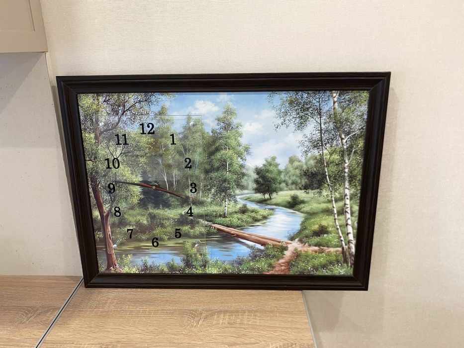 Часы с картиной.