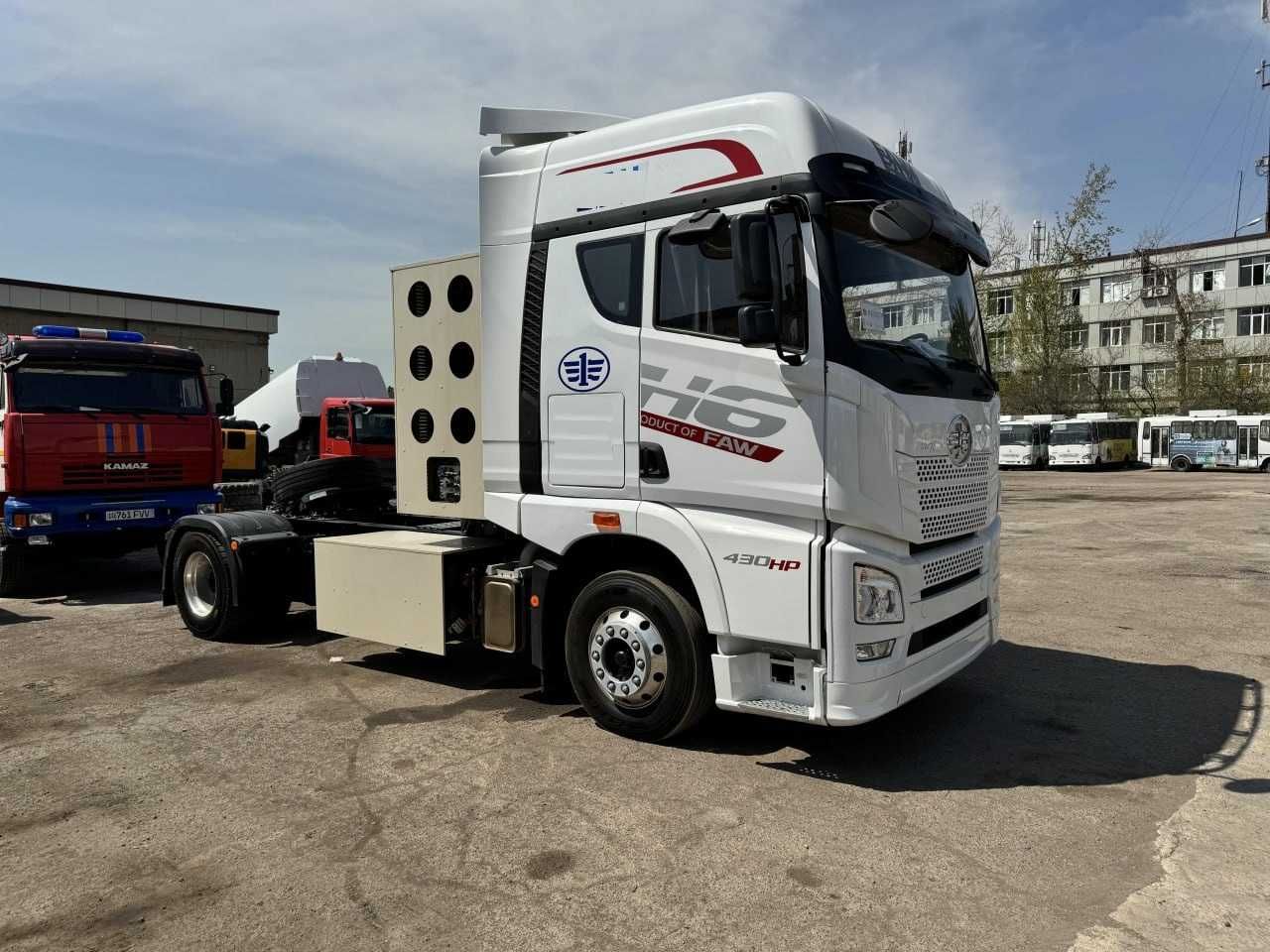 Тягач FAW JH6 CNG 4х2 12 шт газ балоны (8 шт 150 л+4 шт 80л)