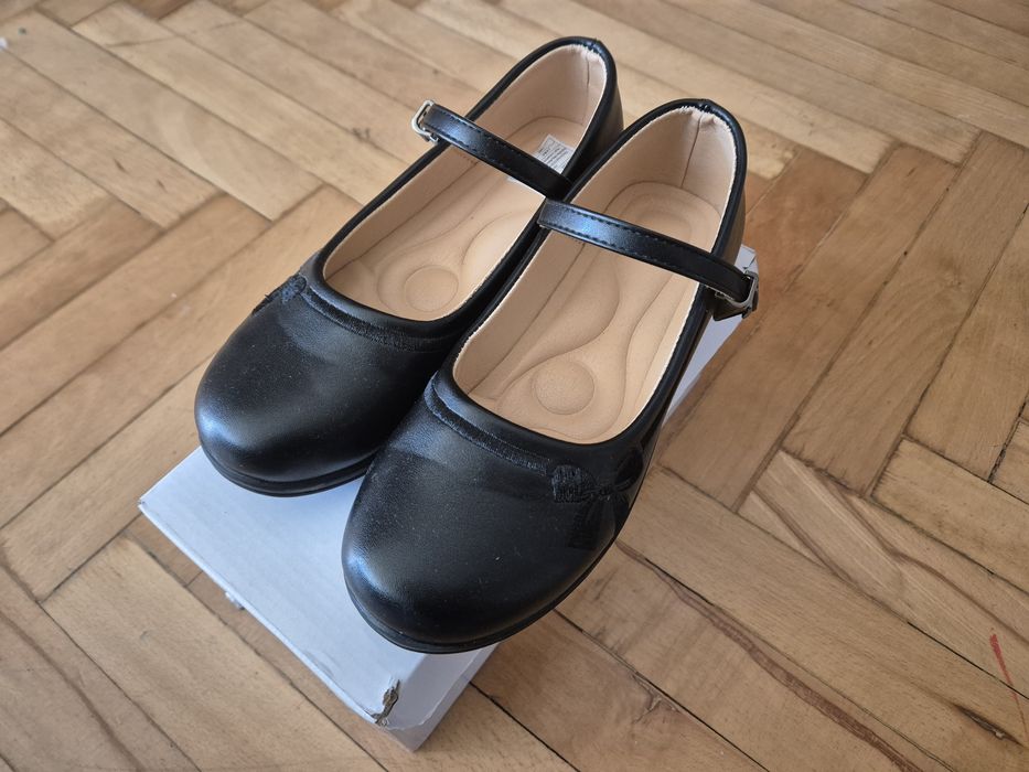 Нови черни обувки