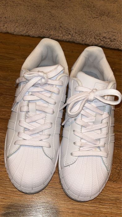 Vand sau schimb adidas superstar numarul 41  noi purtati o data