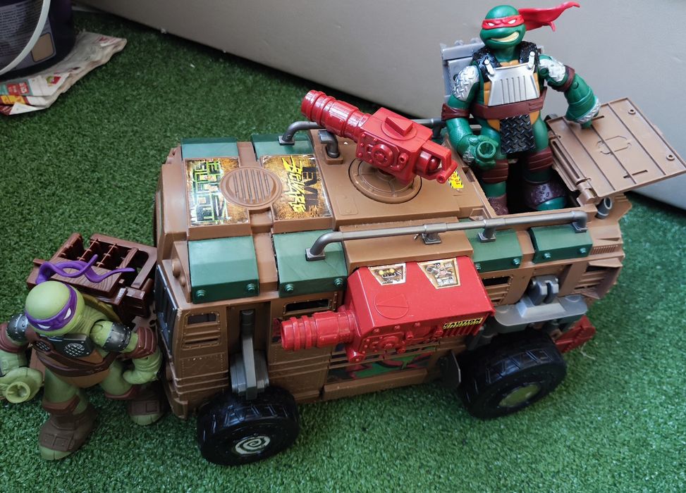 Камион на костенурките нинджа и 6 броя фигурки