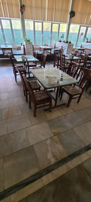 От кафе стоял и стуля