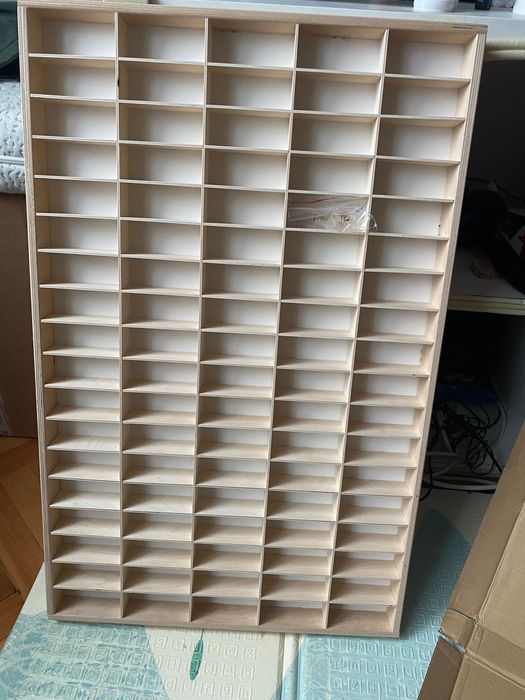 Нов, дефектен Дървен рафт за съхранение на колички - 90 отделения