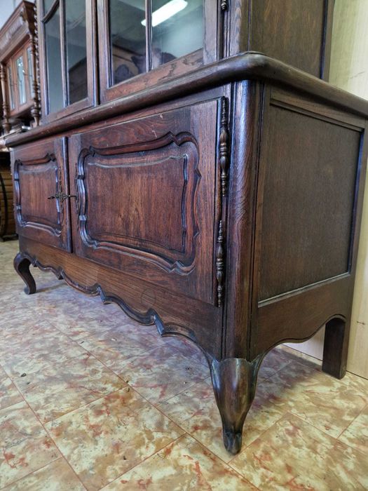 Масивна дъбова витрина в стил "ЛУИ XV"