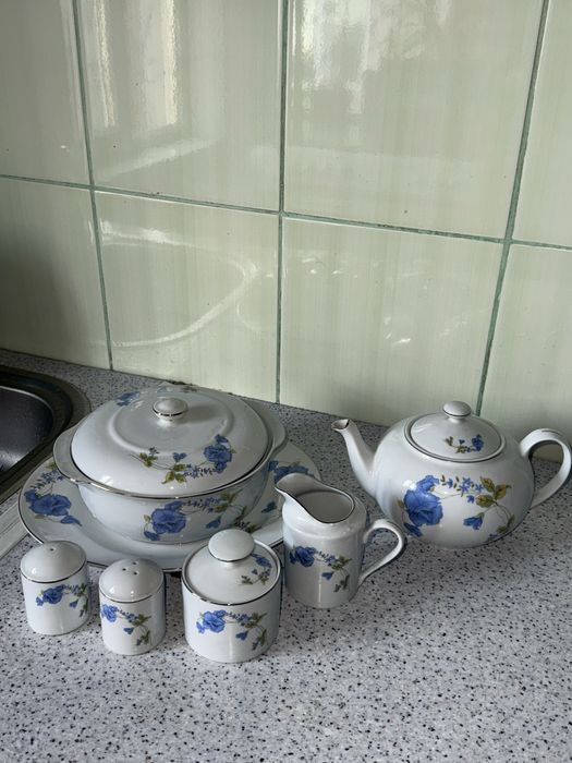 Набор посуды из чайника блюдницы сахарницы