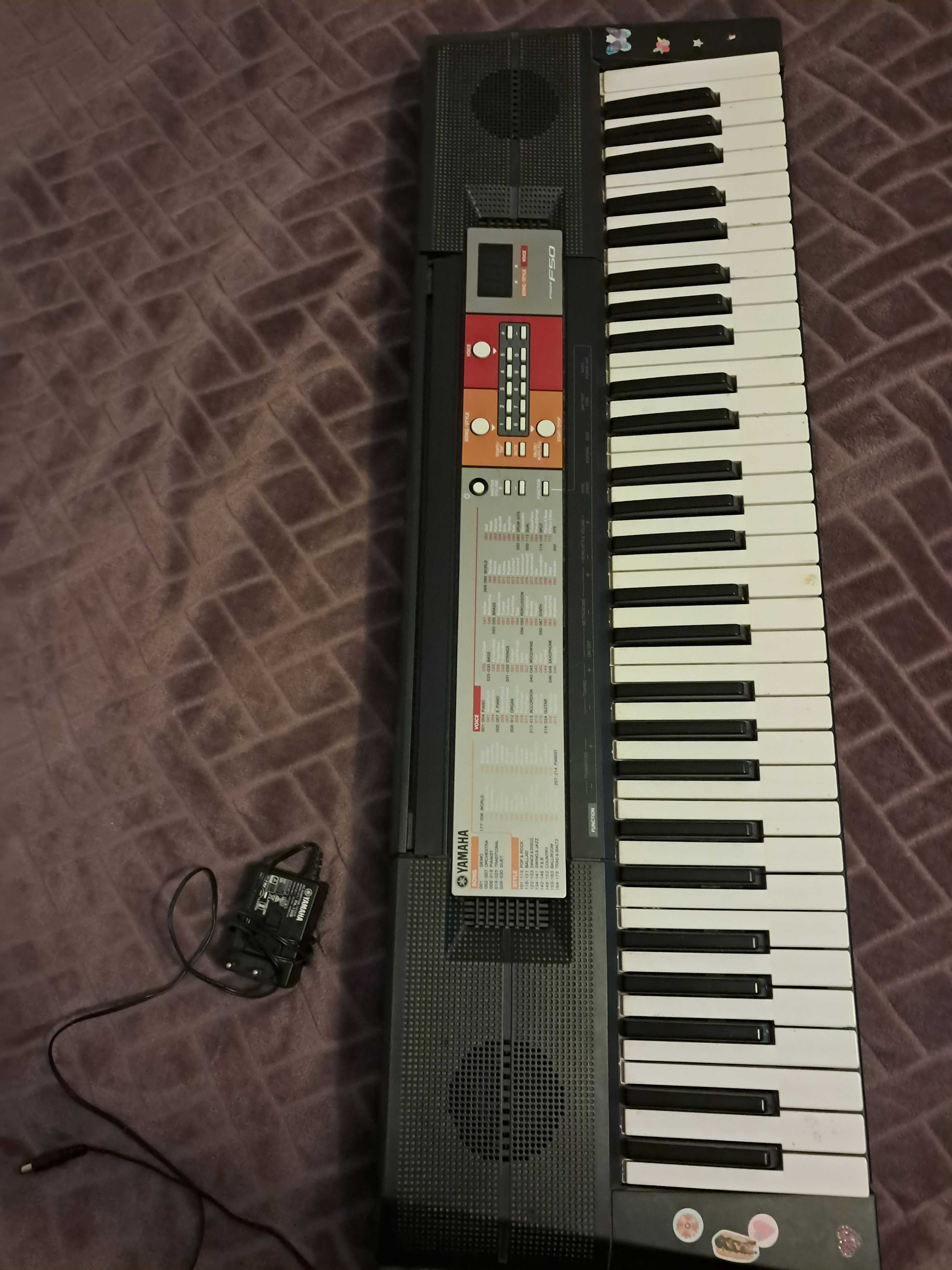 Claviatura Yamaha model PSR F50 incepatori
