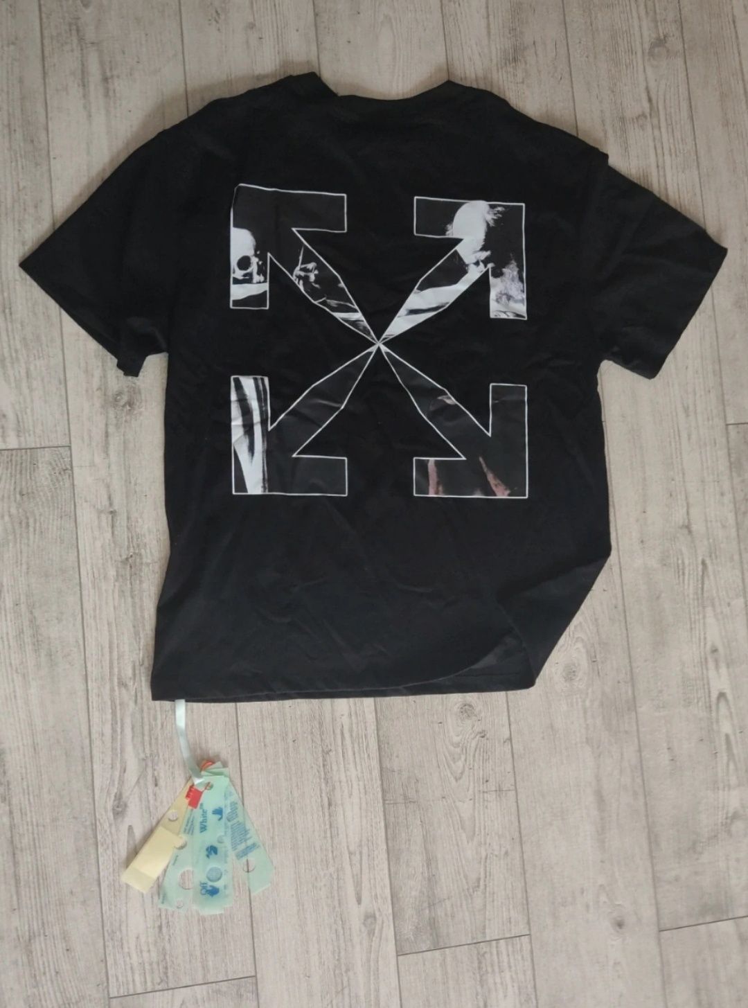 Tricou off white Caravaggio negru