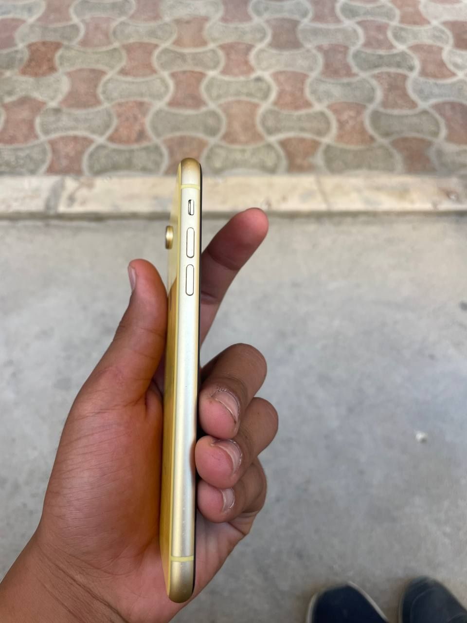 Iphone XR qizil va Sariq ranglari