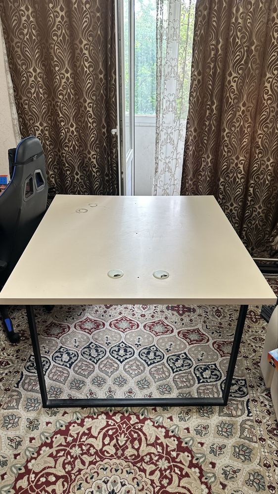 Стол 1 м 1 м , срочно продам