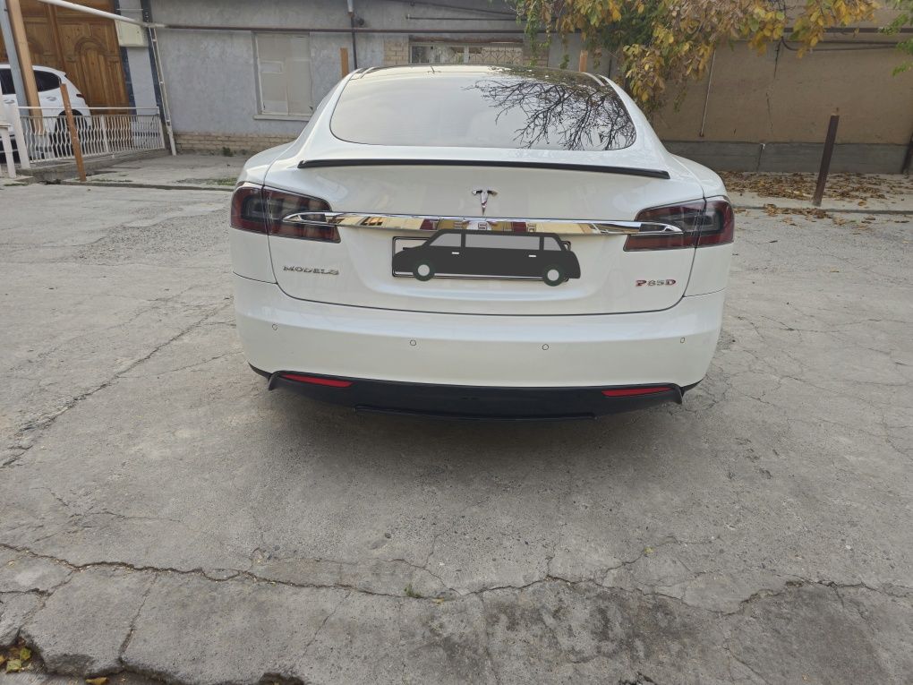 Tesla model S 85+