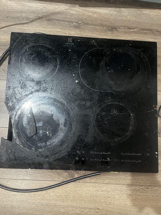 Стекло треснуто, остальное работает