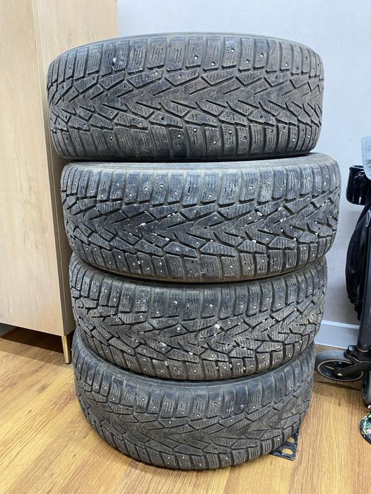 Nokian шины 215 60 R 17 шипованные 4 шт