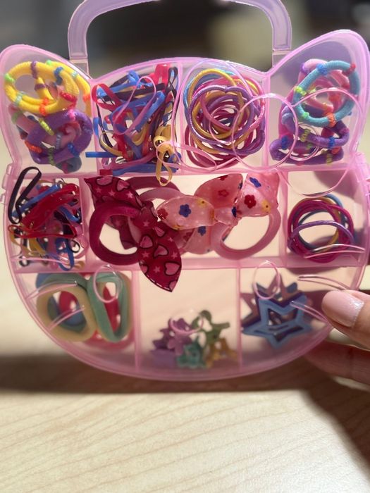 Cutie Hello Kitty cadou Craciun cu peste 400 elastice par colorate