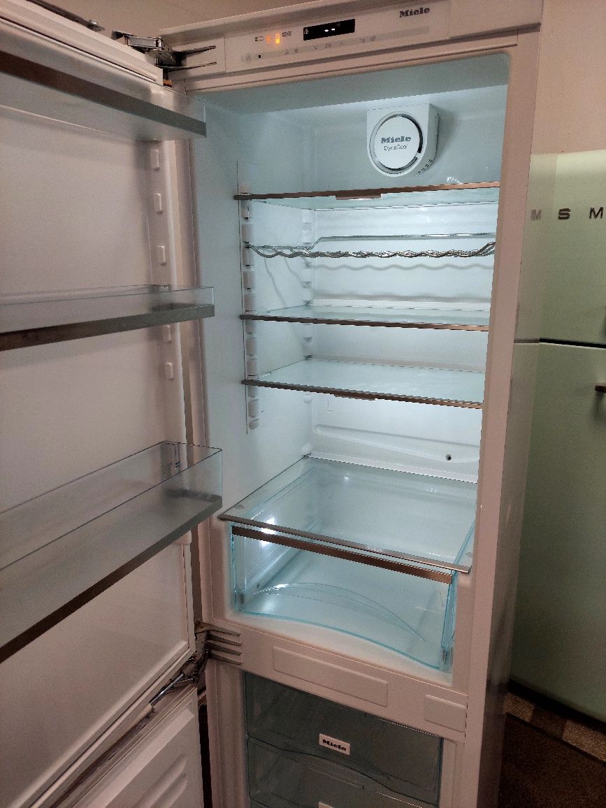 Хладилник за вграждане MIELE KFNS 374 Flexi Light32 iD , 261 литра , 1