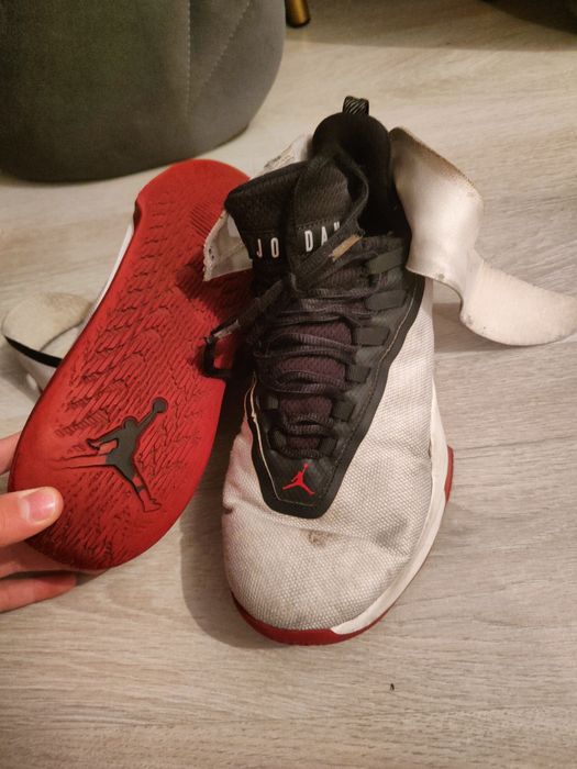 Продам баскетболные  зимние кроссовки,  и коньки дешева