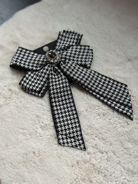 Панделка брошка в черно бял пепит с кристали Zara