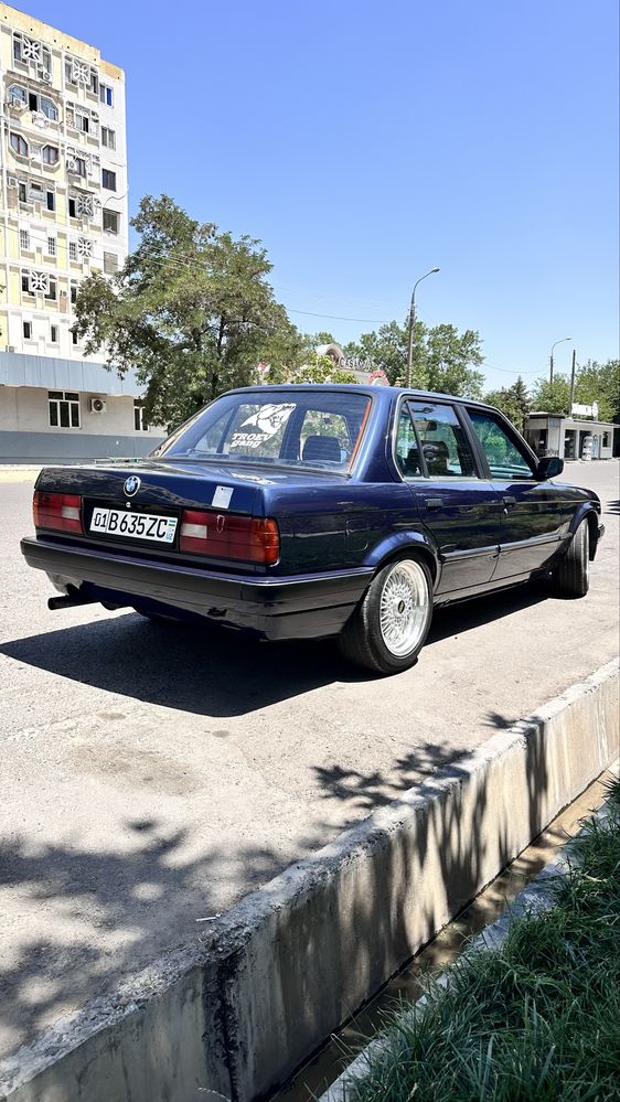 BMW E30 sedan 1987 год
