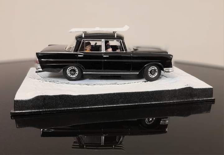 Mercedes-Benz 220S - ON HER MAJESTY'S SECRET SERVICE 1:43 Eaglemoss