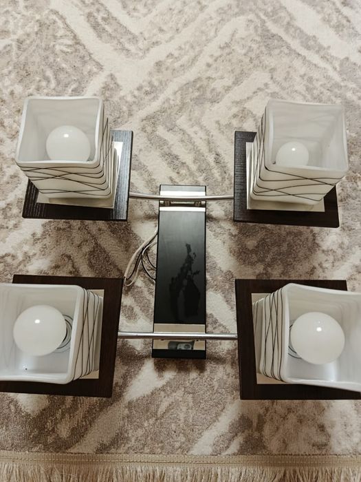 Продам люстру на 4 плафона