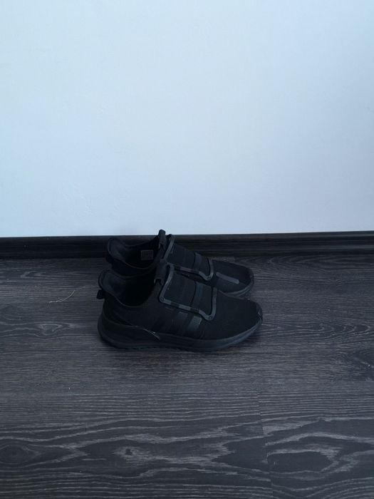 Adidasi adidas marimea 42.5