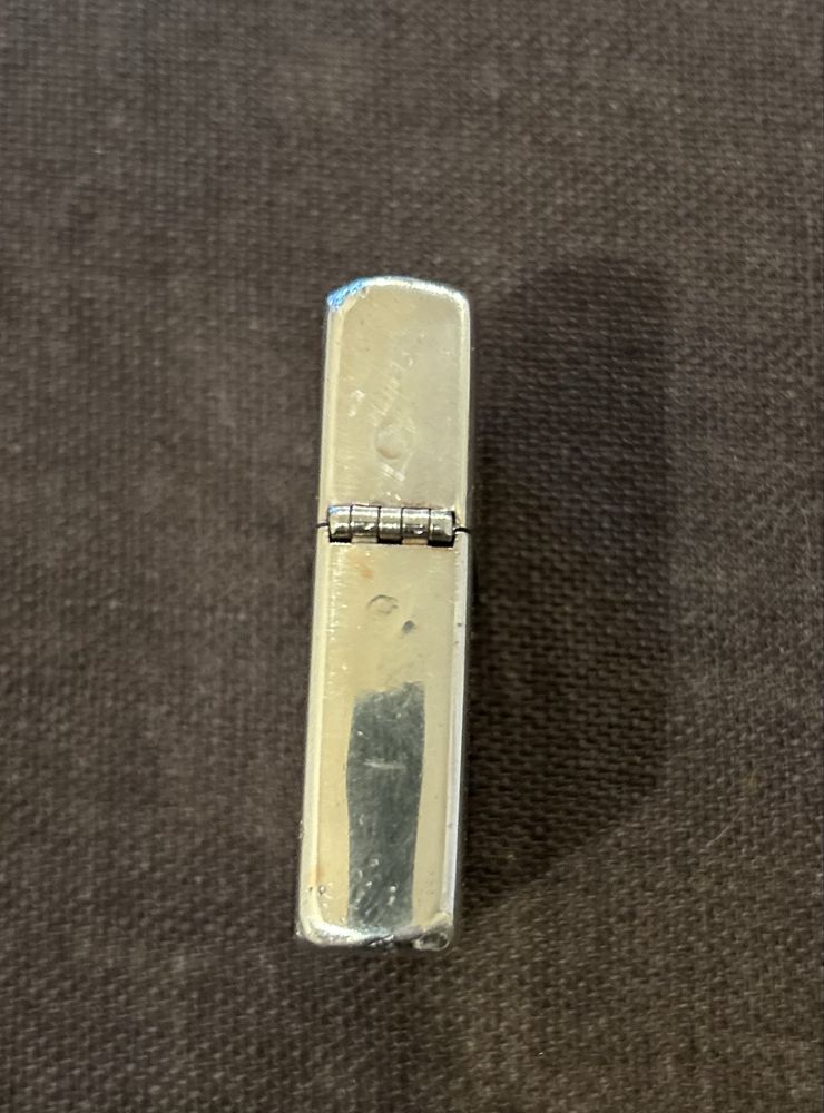 Vând bricheta originala Zippo 1999, din argint, cu insertie din 1999