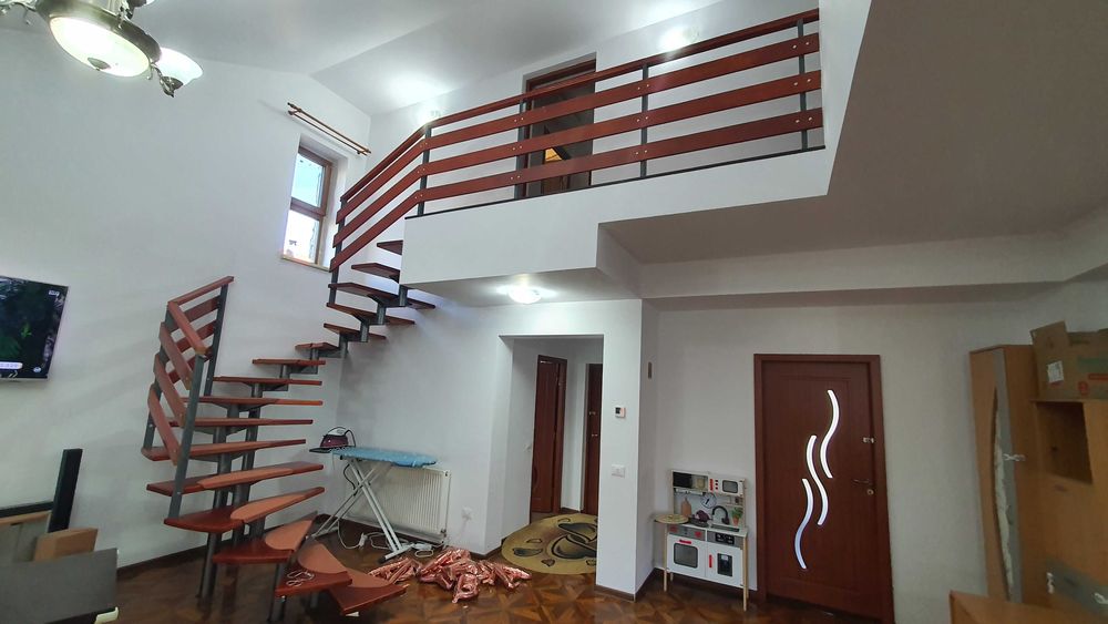 Scara interioara in spirala din metal cu trepte lemn