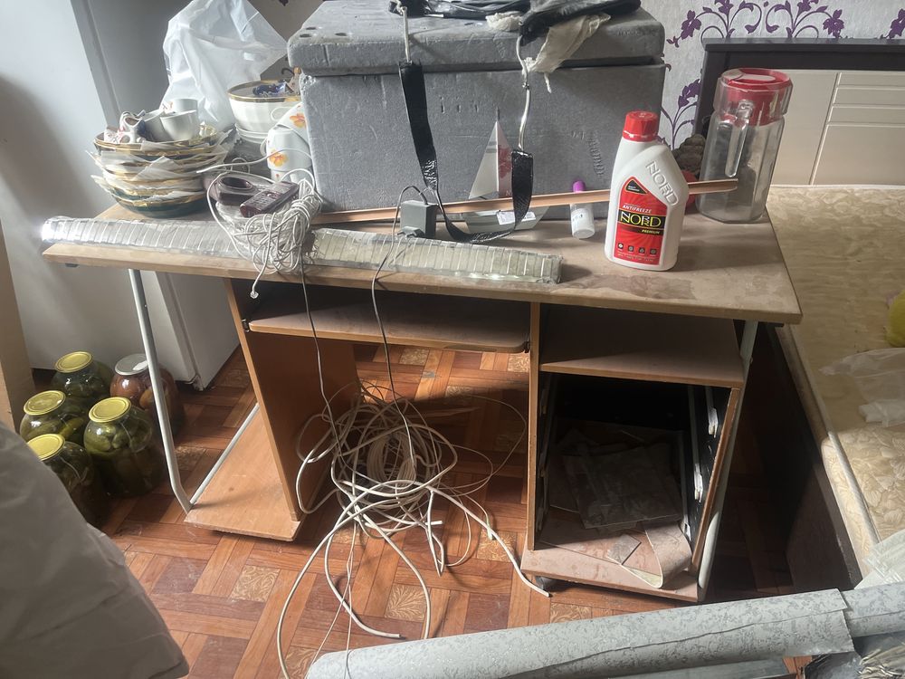 Компьютерный стол даром