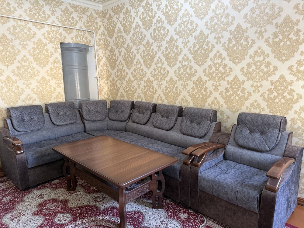 Sotiladi: Yumshoq burchak mebel (ugolok) va stoli bilan.