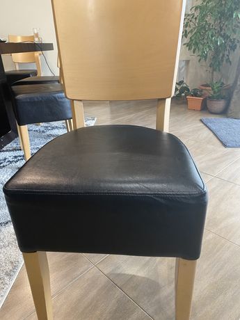 Страпезен стол от масив и мека кожена седалка
