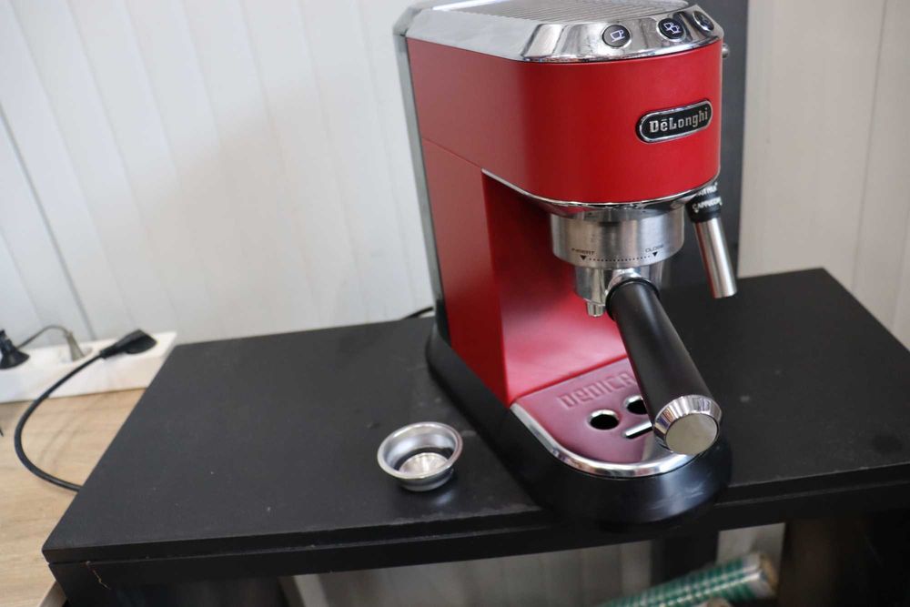 Еспресо кафемашина Delonghi Dedica EC685.M (Метал) 15 Bar, 1350W