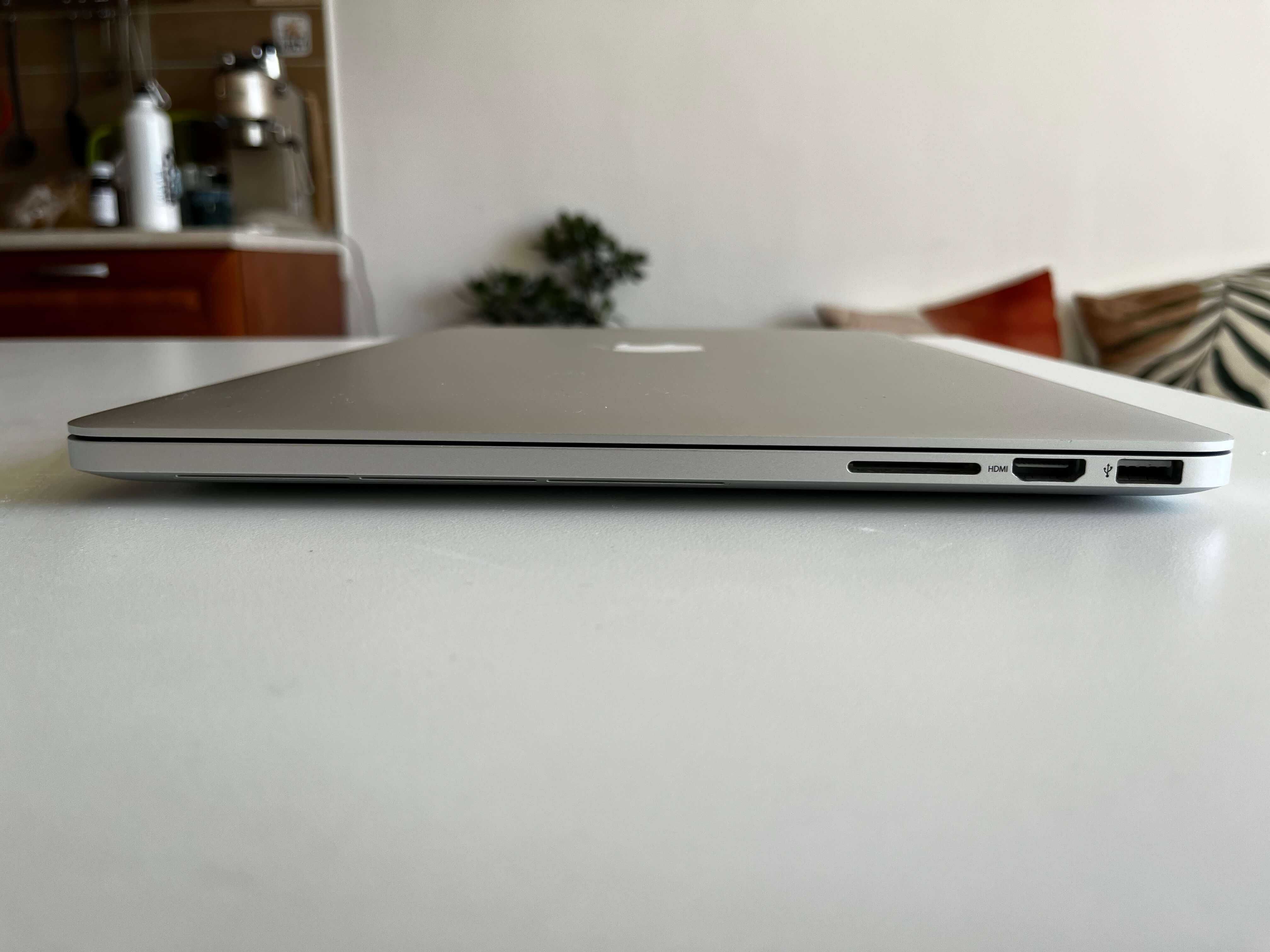 Macbook Pro (15", Retina, mid 2015) i7 2.2 GHz 16GB RAM 256 SSD