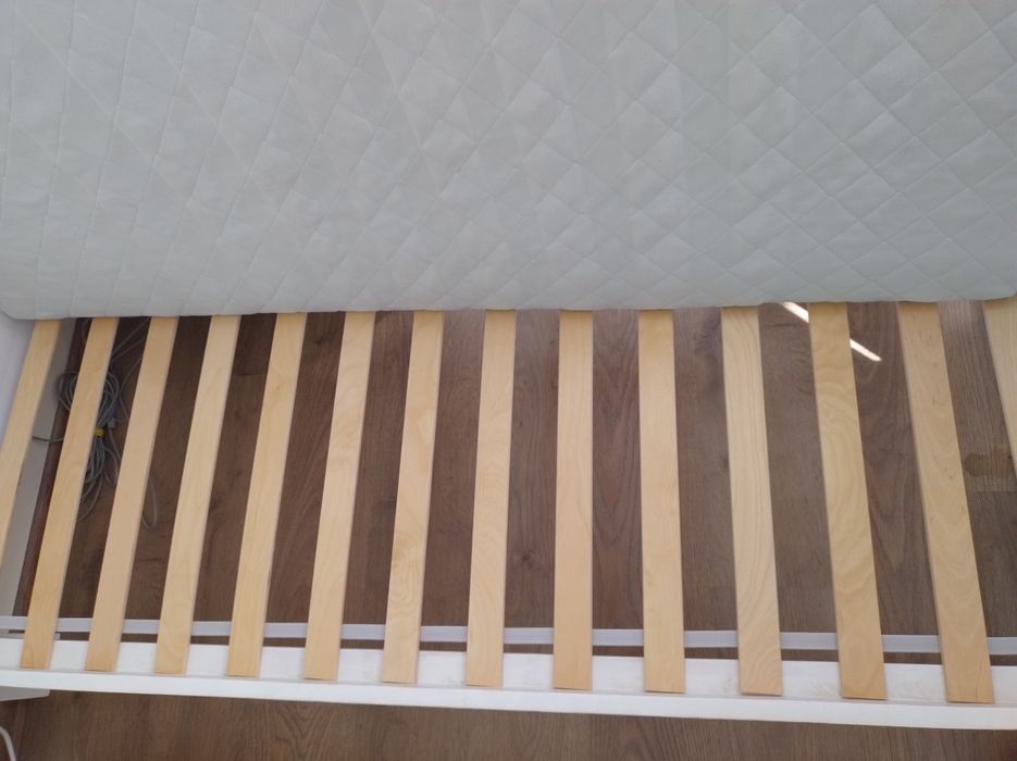 Детско дървено легло 160/70 с матрак и подматрачна рамка Ikea.
