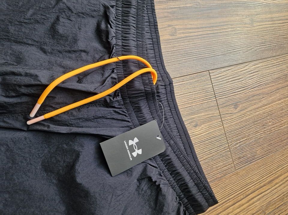 Страхотно мъжко долнище UNDER ARMOUR ,размер S/ M  нов с етикет