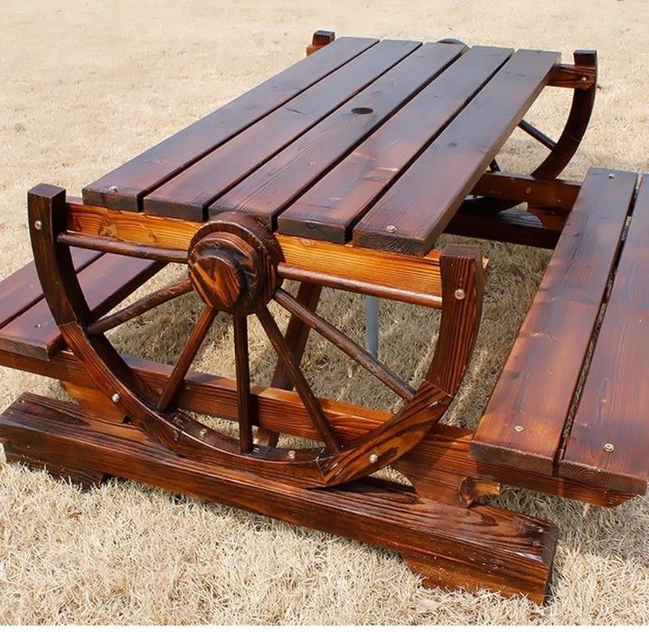 Mese rustice din butoaie fîntînă arteziană de gradina