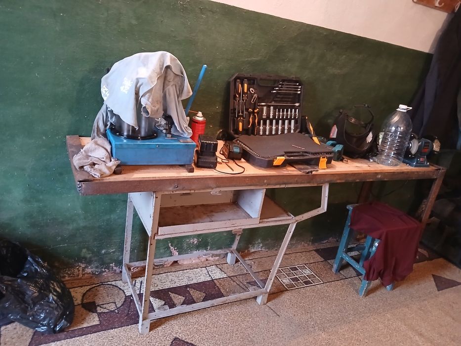 Стол,металлический основа