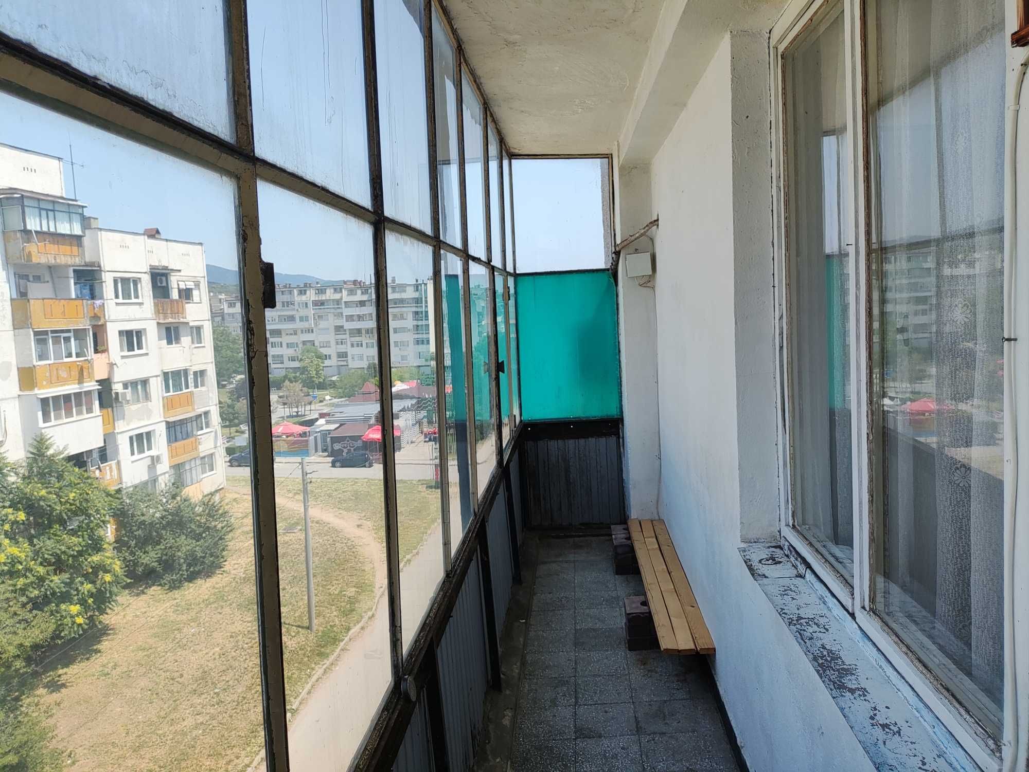 Под наем четиристаен тухлен апартамент дългосрочно