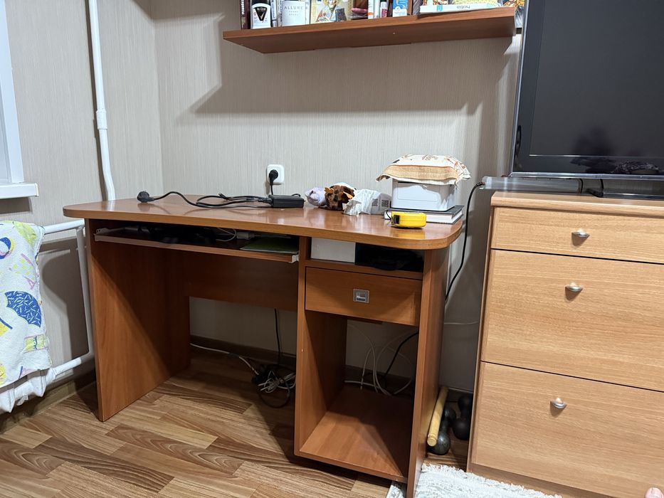 Продам компьютерный стол. В хорошем состоянии.