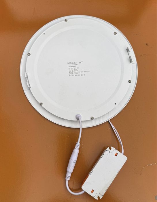 Плафон потолочный белый в хорошем состоянии