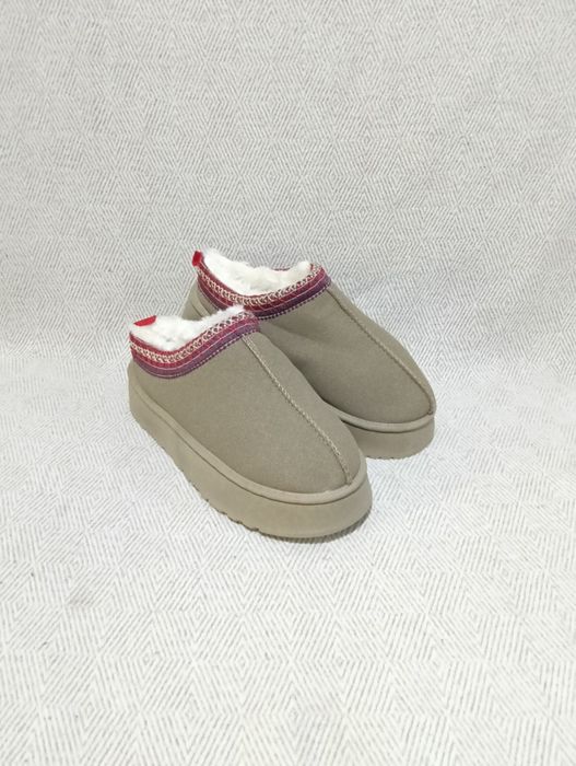 Papuci piele in genul UGG