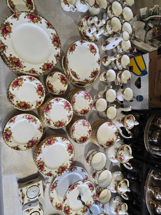 Royal Albert Old Country Rouses  - Колекционерски порцелан !