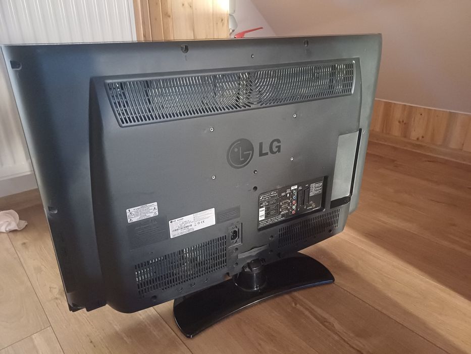 Lcd LG HD 82cm cu banda analoagă pe cablu și digitala/HD pe ieșirile H