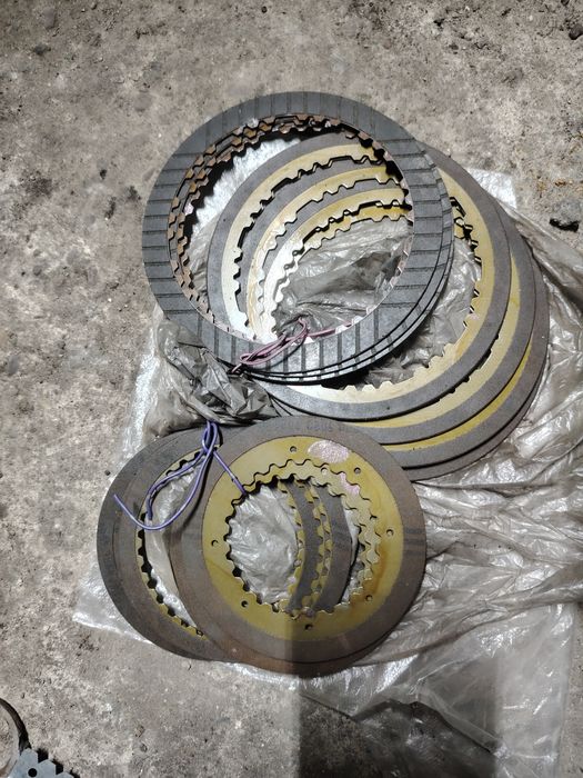 Продам фрикционы на Тойоту Калдину st 195